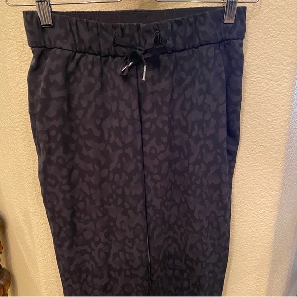 LULULEMON Women Formation Camo On The Fly Pants Size 2 - Picture 2 of 7